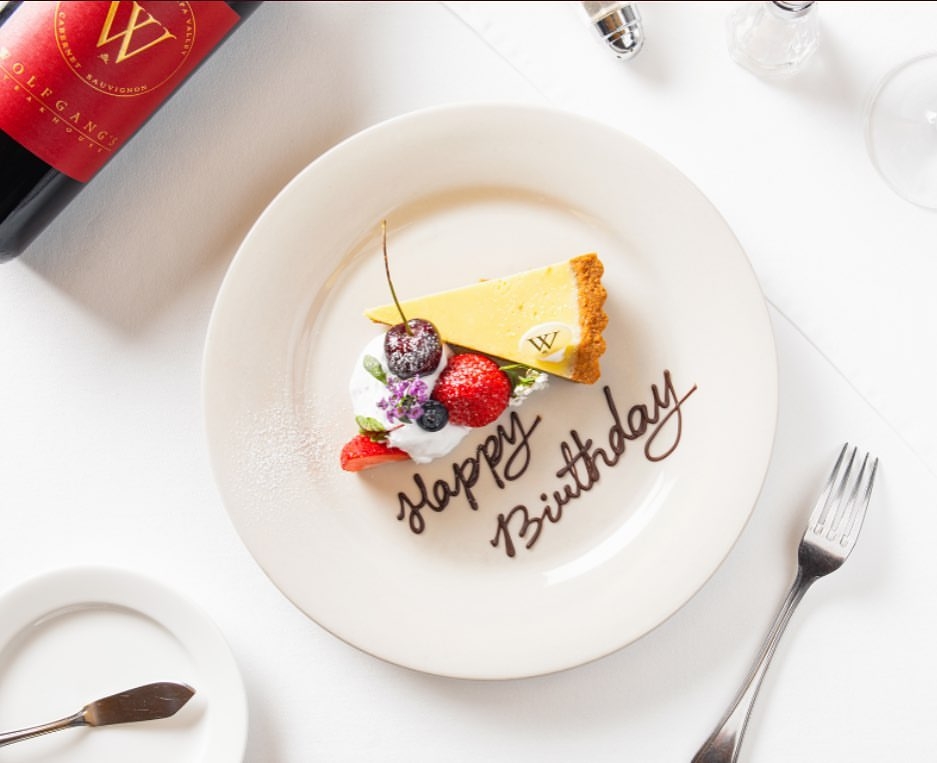 Wolfgang’s Steakhouse為慶祝生日提供貼心的甜品寫字服務,並附送免費即影即有相片和相框留念,增添高貴儀式感。