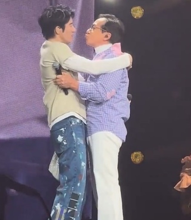 唱畢後兩人更有在台上展現好交情，相擁轉圈之餘，成龍更是極主動嘟起嘴巴向王力宏討吻