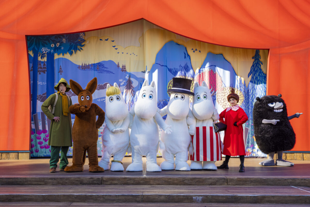 姆明主題公園是一個充滿童話氣息的地方,遊客可以走進姆明一家居住的藍色小屋、故事裡的沐浴小屋與燈塔,重溫動畫中的經典場景。