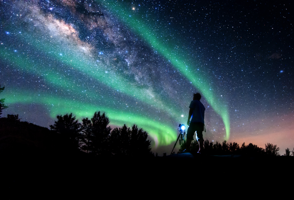 想成功拍攝極光,無論使用相機或手機,都需利用三腳架穩定機身、調高 ISO 並拉長快門時間(5-25秒),同時選擇視野開闊、遠離光害的場景,並管理好低溫下的電池保暖。