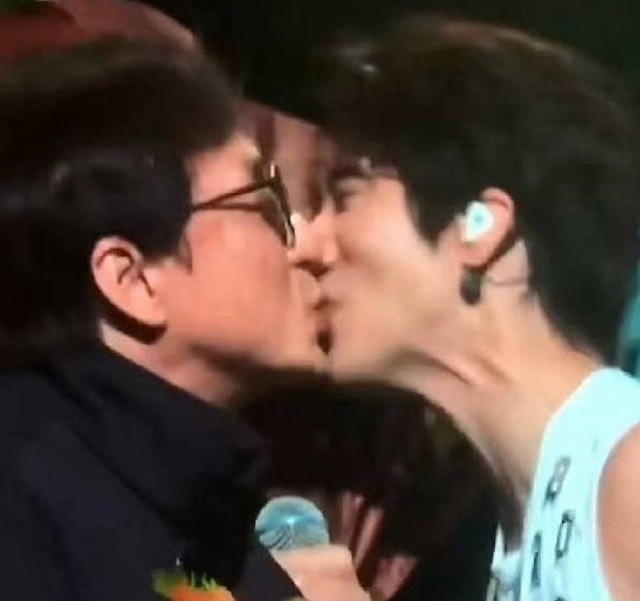 事實上，兩人已不是第一次在公開場合上嘴對嘴親吻。