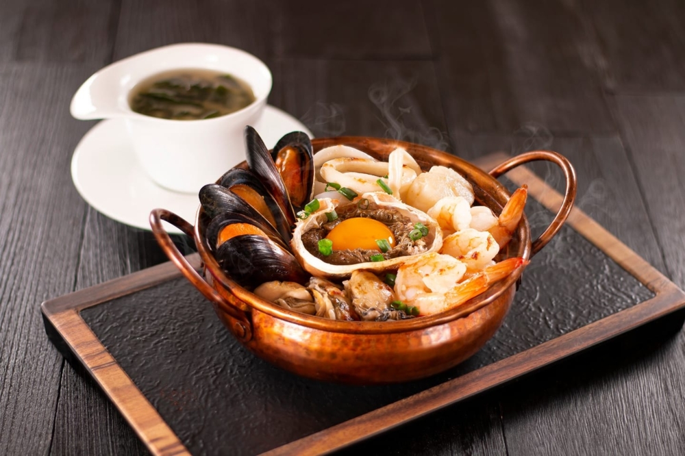 Nonsense是一間創意料理餐廳,以其免費的「生日畫碟」和多達 27 款口味的低糖巴斯克芝士蛋糕而聞名。