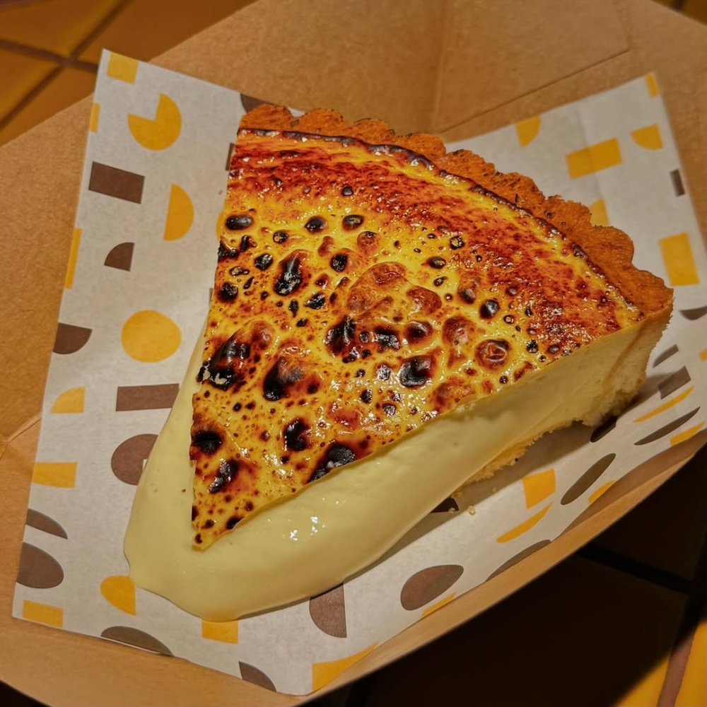 口感柔軟順滑，底部略帶酥脆，風味濃郁而不膩，被譽為米其林一星起司蛋糕。 