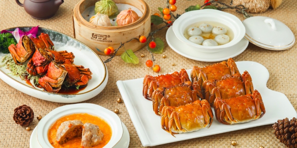陶源酒家推出 2 小時任食大閘蟹放題,提供清蒸等三款熱食及花雕醉蟹等冷盤,更可任食片皮鴨、鮑魚及蟹粉瀑布。