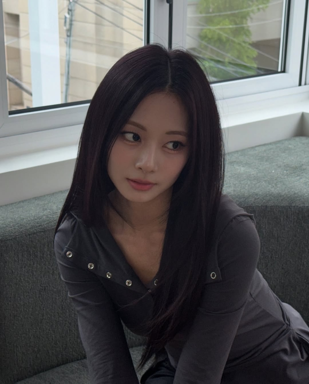 不過對於樓主指子瑜「素顏」一說法，網友就有表達質疑