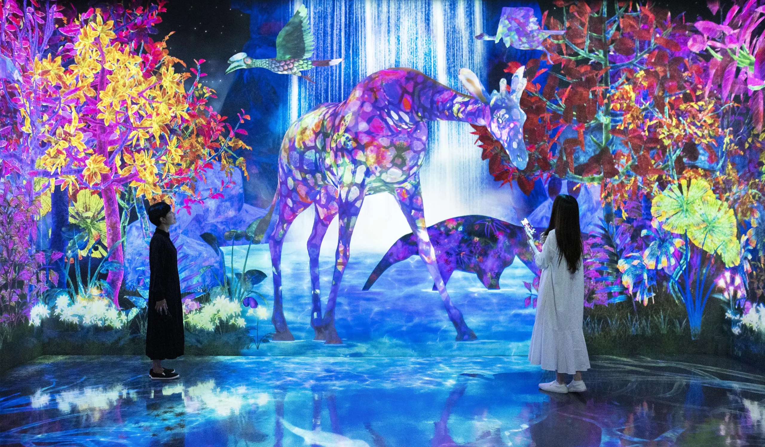 teamLab Forest Fukuoka是位於福岡的沉浸式數位藝術空間,以「森林」為主題,結合光影、體感互動和虛擬動物捕捉遊戲,讓親子在夢幻的環境中盡情探索、創造與放電。