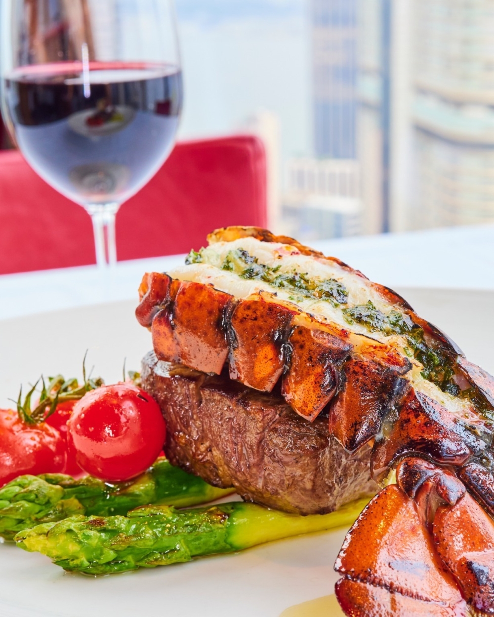 Wooloomooloo Prime是位於尖沙咀的高級澳洲扒房,以其高質牛扒和可 180 度欣賞維港日落與夜景聞名。