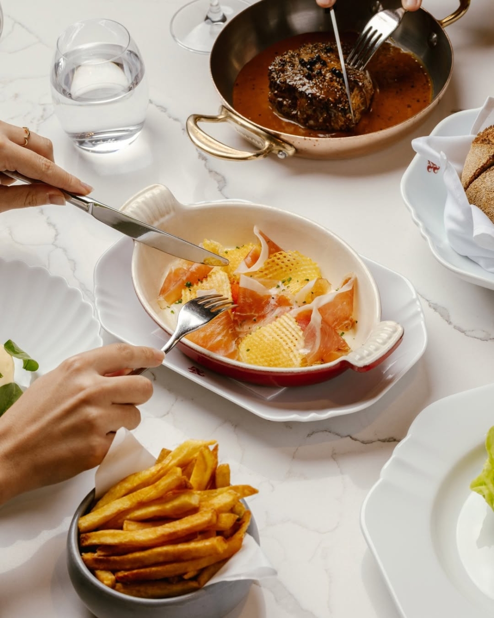 柔和的燈光配上精緻的裝潢,整個空間都充滿浪漫氛圍,真的好適合打卡啊!