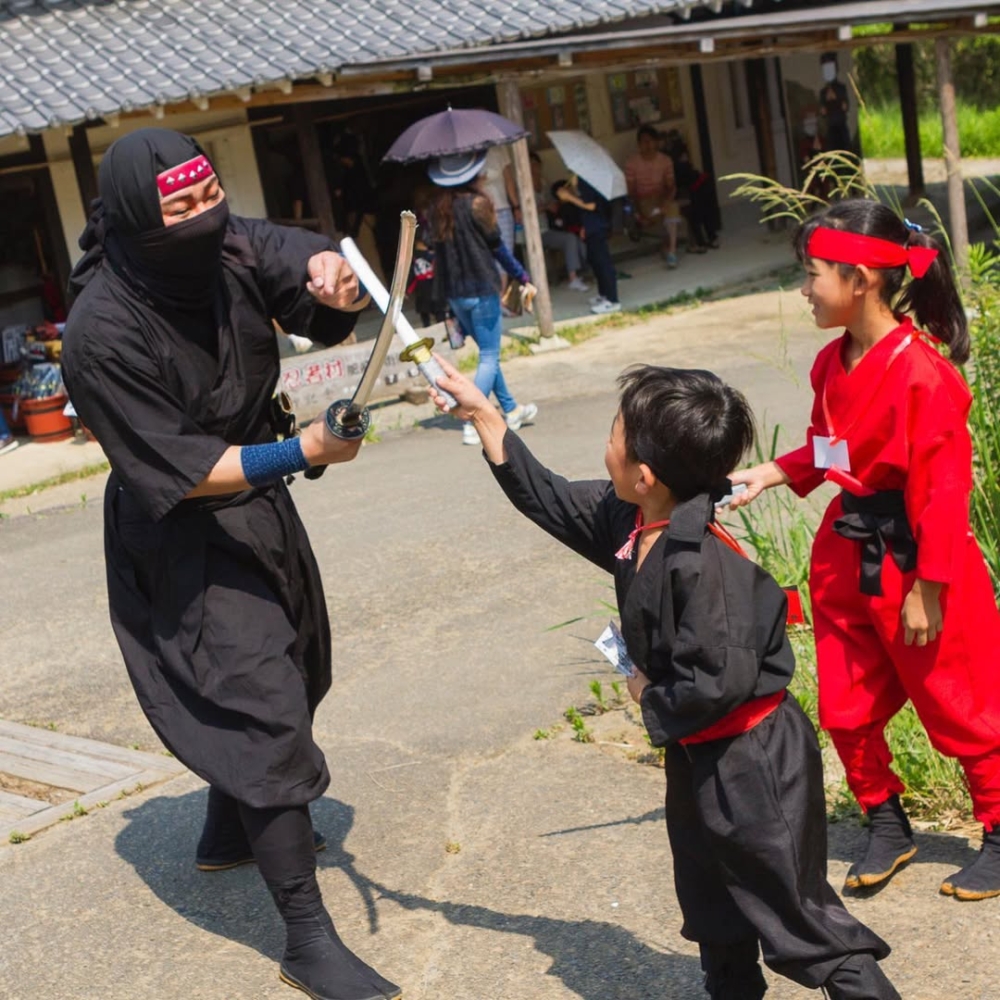 元祖忍者村 肥前夢街道是充滿江戶時代氛圍的忍者主題樂園,遊客可換裝體驗手裡劍射擊、忍者屋敷闖關等互動設施,並欣賞忍者表演秀,是親子體驗日本傳統文化與冒險樂趣的修煉場。