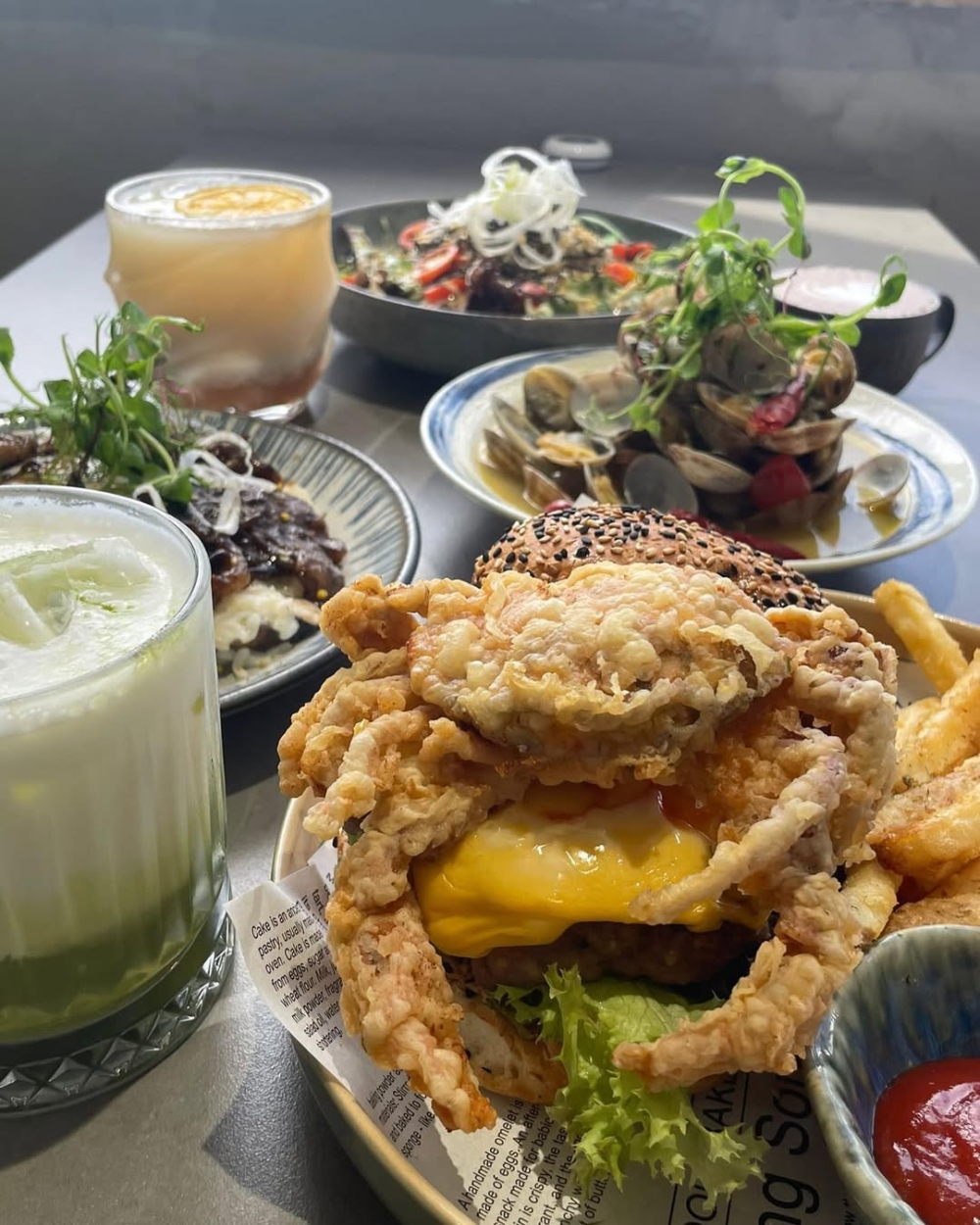 UMI 是一間結合日式簡約與韓系文青風的咖啡餐廳。以木質調與乾花裝飾營造寧靜氛圍,而且還有維港海景,非常適合想輕鬆度過週年日的情侶。