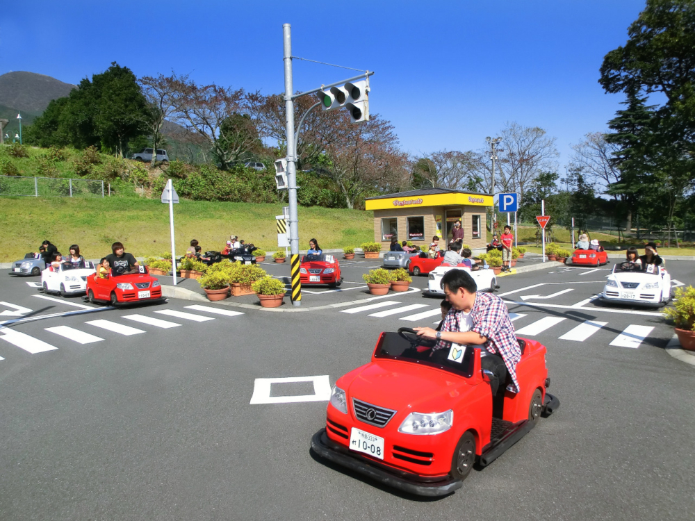 城島高原遊樂園位於別府高原,是兼具刺激與溫馨的親子天堂,擁有日本首座全木造雲霄飛車與兒童駕訓體驗等豐富設施,並設有大型室內遊樂區及溫泉,適合全家大小盡情玩樂與放鬆。