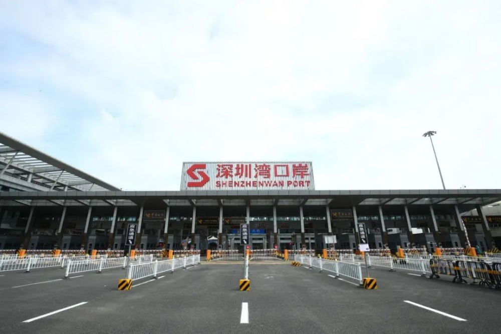 線路由深圳灣口岸出發,途經寶安區多個熱門站點,接駁地鐵1、5、11號線。