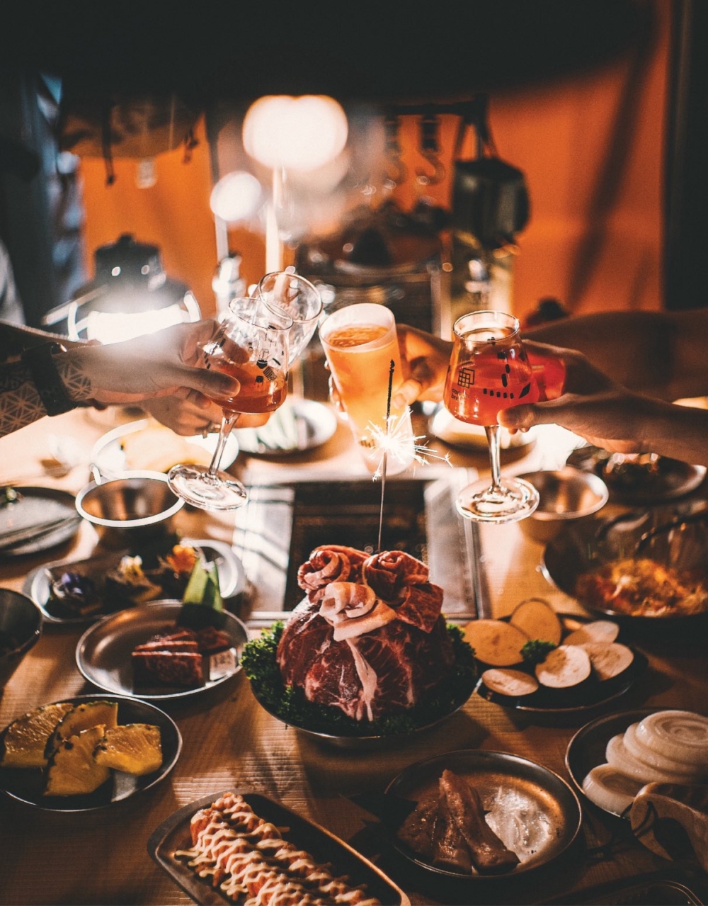 火土燒肉夜晚戶外區變身 Shisha 酒吧,搭配現場音樂,是氣氛滿分的情侶約會及打卡熱點。