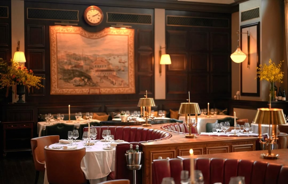 位於中環的歷史建築裡,Magistracy Dining Room 帶著滿滿英倫古典風格,高聳的石柱、光滑的大理石地板讓整體氛圍既有格調又不失溫馨。