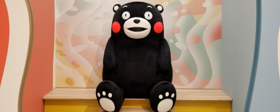 熊本熊部長辦公室是位於熊本市中心的人氣吉祥物基地,重現了熊本熊的工作空間,並每日舉辦部長見面會,讓粉絲與親子旅客能近距離互動並購買限定周邊商品。