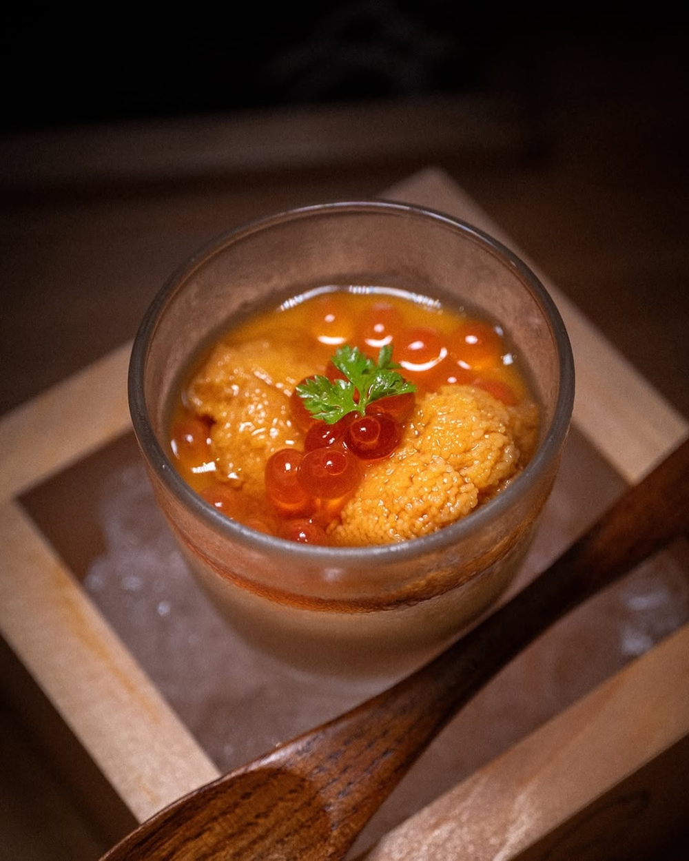 一道菜融合海膽的甘甜、魚籽的鹹鮮與蒸蛋的滑嫩