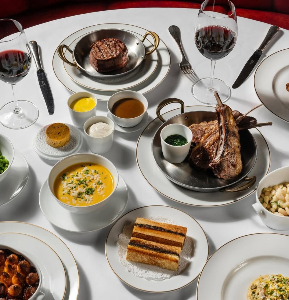 浪漫與高貴的目的地!這間餐廳充滿英倫古典氣息,挑高石柱與大理石地板帶出莊重感,晚餐時分配上燭光更顯浪漫。