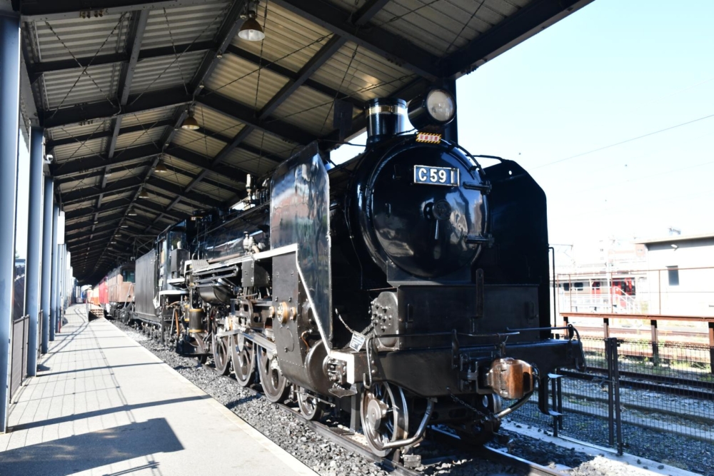 九州鐵道紀念館是位於門司港的專門博物館,不僅收藏歷代火車車輛,更提供模擬列車駕駛與模型軌道操作等體驗,是鐵道迷家庭寓教於樂、感受懷舊時光的絕佳親子景點。