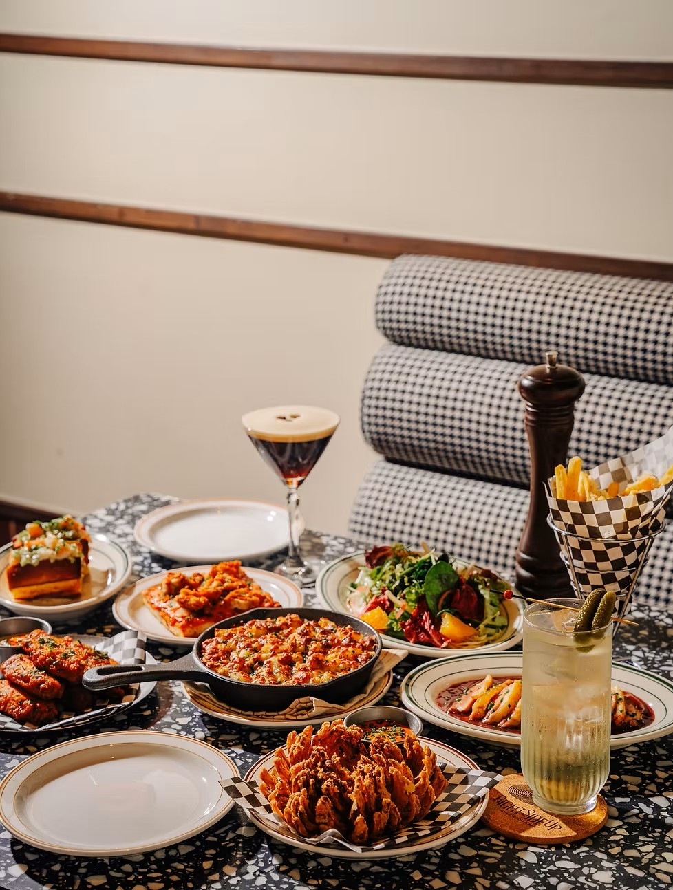 餐點走創意 Fusion 風格,從牛扒到輕食沙律都相當用心。