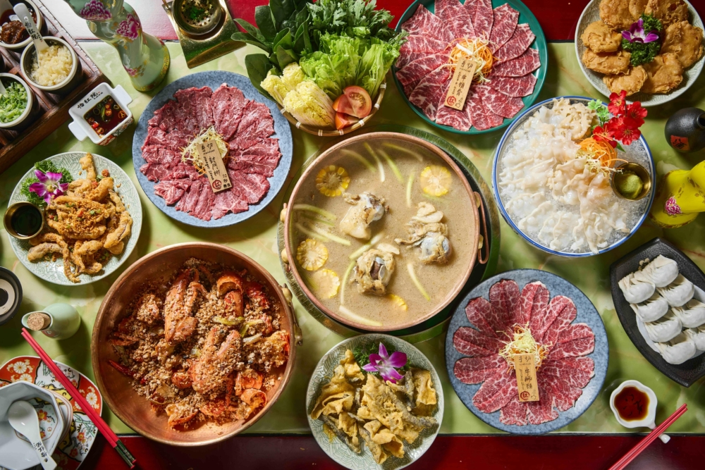 怡紅院火鍋料理主打一人一鍋、鴛鴦湯底及高品質食材,並設有私隱度高的 K 房包廂,適合聚會慶祝。