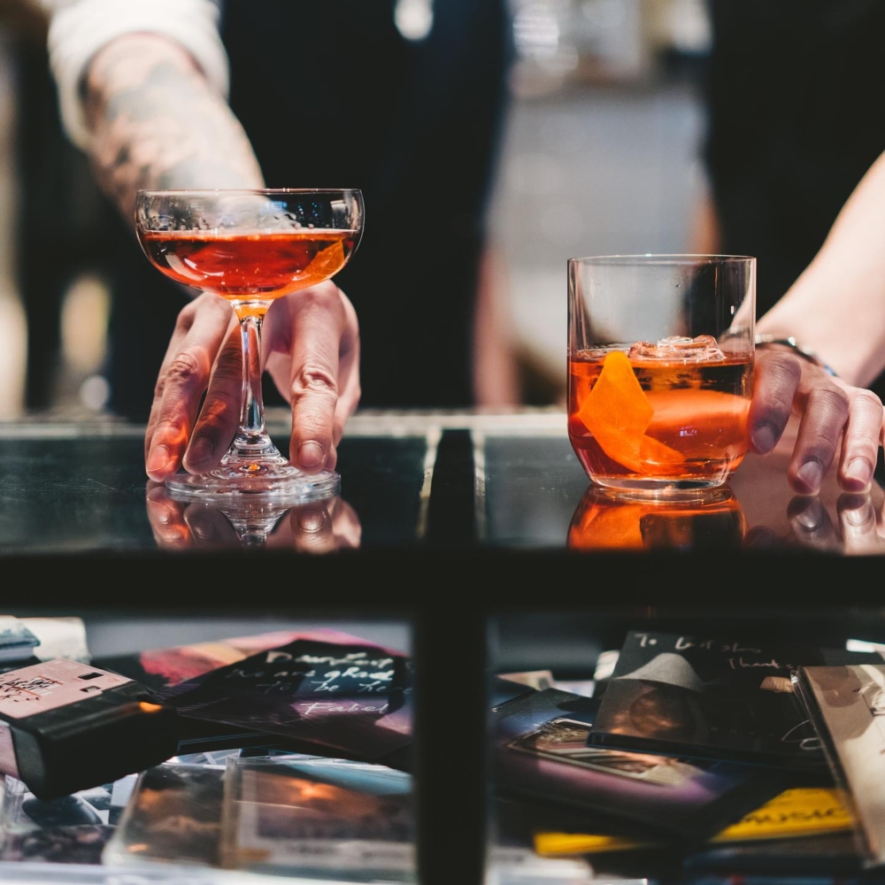 Mercury Recalls是銅鑼灣由 Livehouse 團隊打造的黑膠唱片主題餐廳,充滿 lo-fi 復古氛圍,白天為咖啡館,晚上則搖身一變為有駐場 DJ 的雞尾酒酒吧。