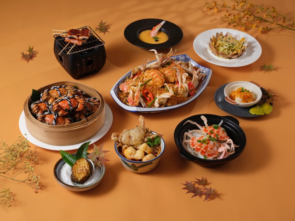 九龍香格里拉 Café Kool 推出金秋「蟹」逅自助餐,晚市每位奉送清蒸大閘蟹一隻,並無限量供應海鮮、多款蟹粉料理,週末更有藍鰭吞拿魚即切表演。