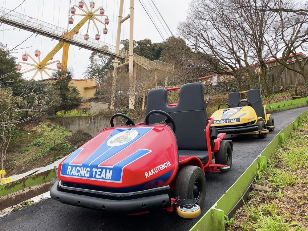 別府樂天地遊樂園是一座充滿昭和懷舊氛圍的親子樂園,設施完善且鄰近市區,讓孩子能體驗遊樂設施與動物互動的同時,大人還能在園區的足湯溫泉中放鬆身心。