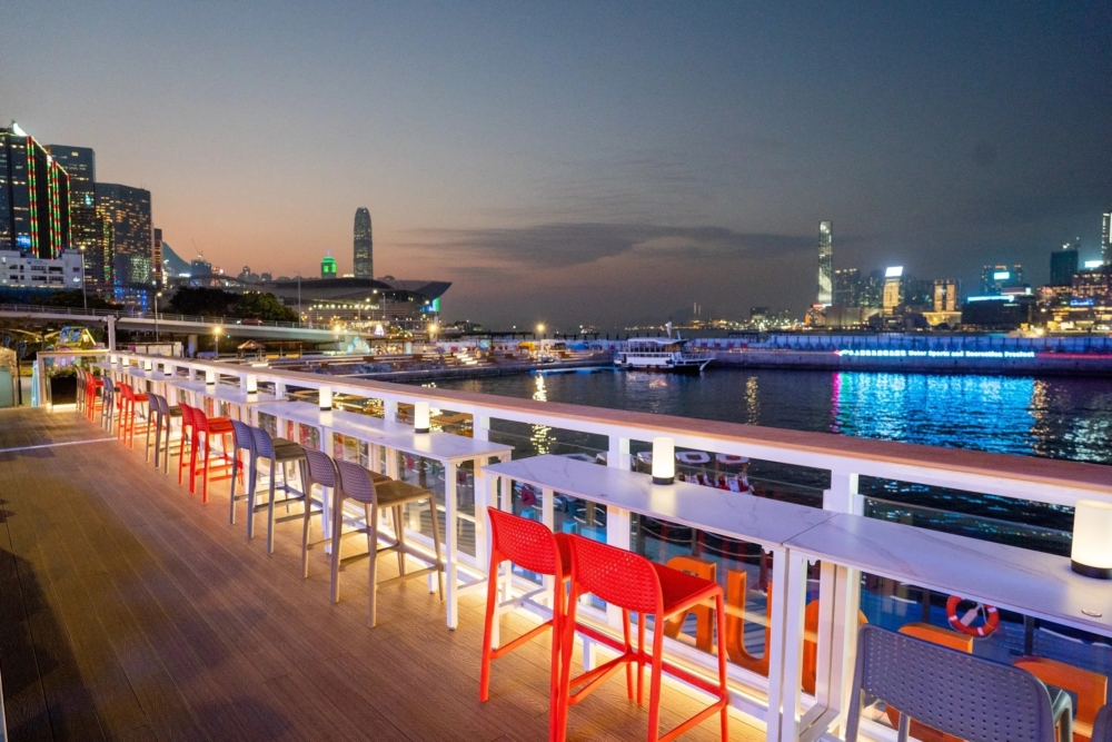 位於尖沙咀的 Harbour Fun R&B 擁有開放式維港景觀,環境時尚又不失輕鬆感。