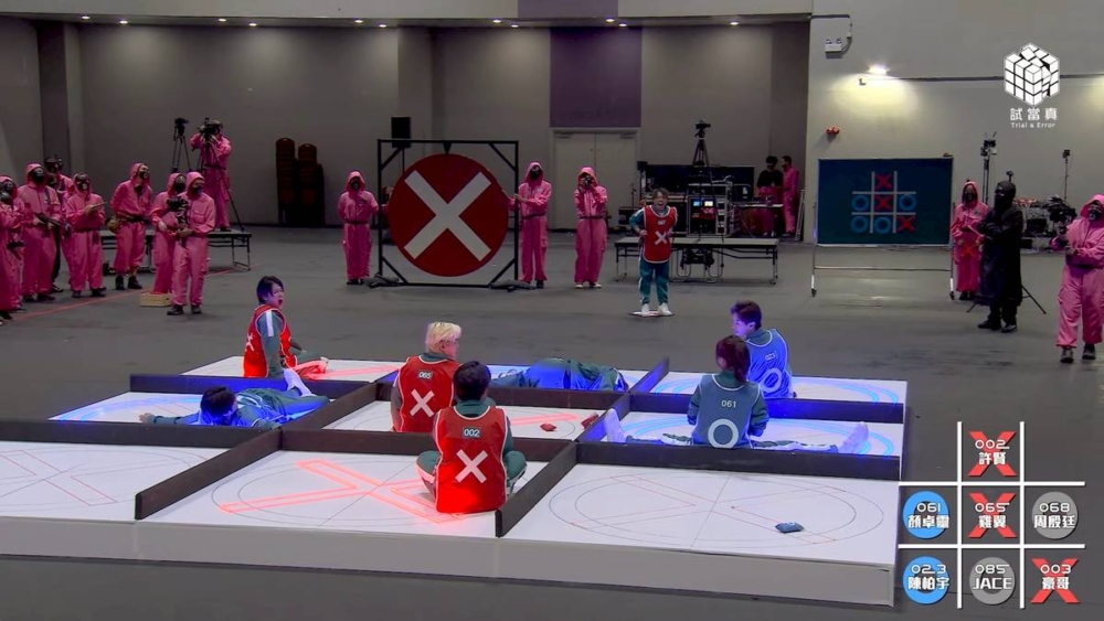 第二輪遊戲生存者就分成圓圈、交叉組大玩「井字過三關」