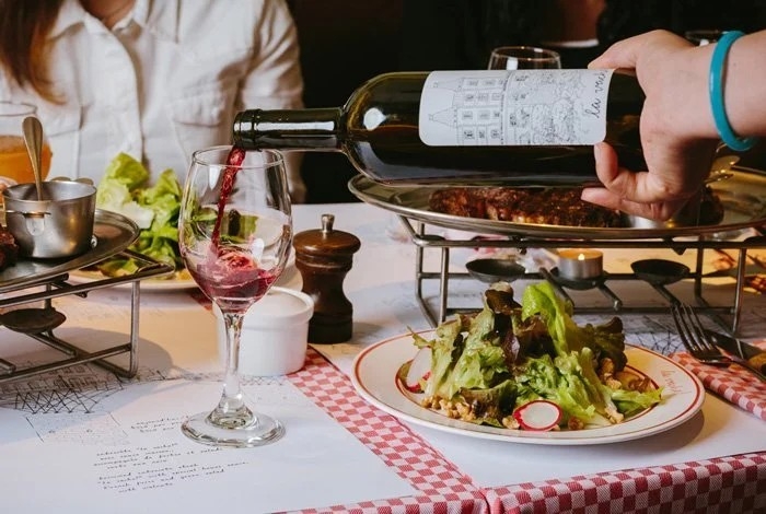 以「巴黎牛排館」為概念的 La Vache,主打經典牛排配薯條與紅酒,一個套餐滿足味蕾。