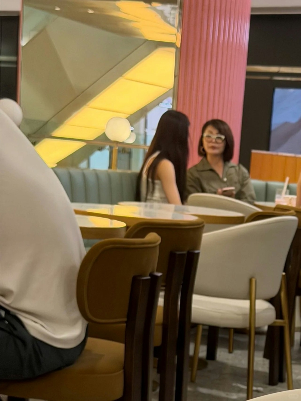 有一位粉絲在香港某餐廳偶遇周子瑜