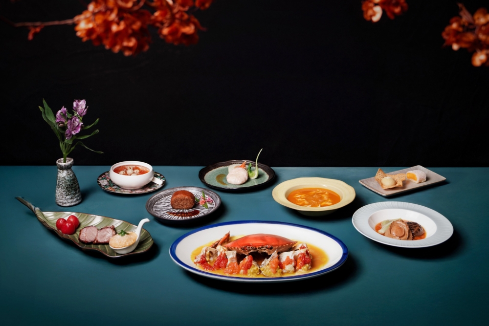 逸東軒位於佐敦逸東酒店,連續多年獲米芝蓮一星,以經典粵菜融合創意聞名,招牌必試「二弄玻璃蝦球」和流沙酥,適合家庭或商務宴請。