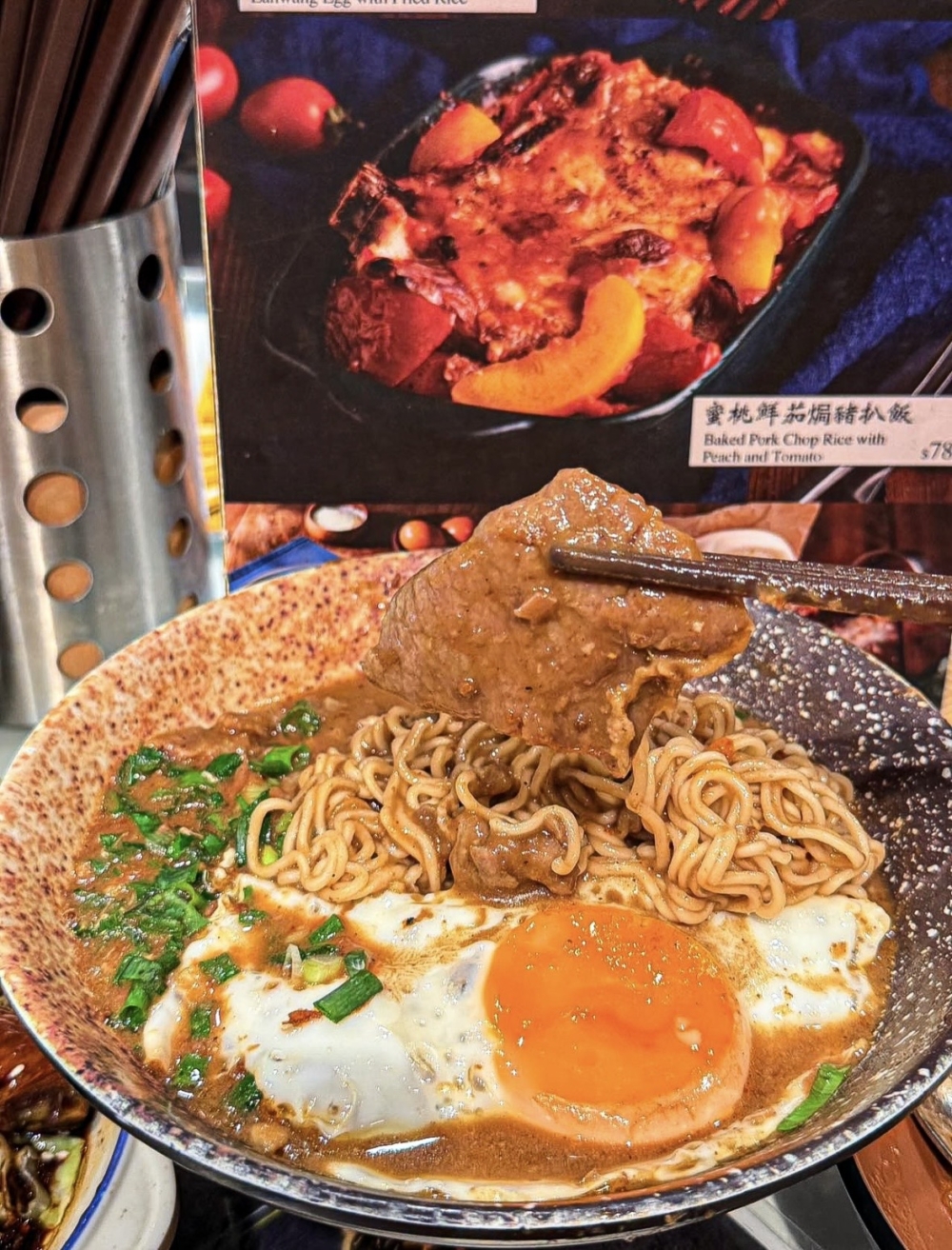 選用上等牛肉,經過傳統的沙嗲醃製程序,令肉質更加鮮嫩多汁