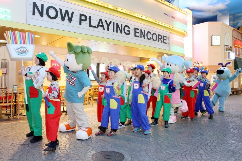 KidZania福岡是九州首座兒童職業體驗館,在三分之二比例的迷你城市中,孩子可扮演70種職業角色並操作真實設備,透過工作賺取專屬貨幣,學習社會運作與理財觀念。