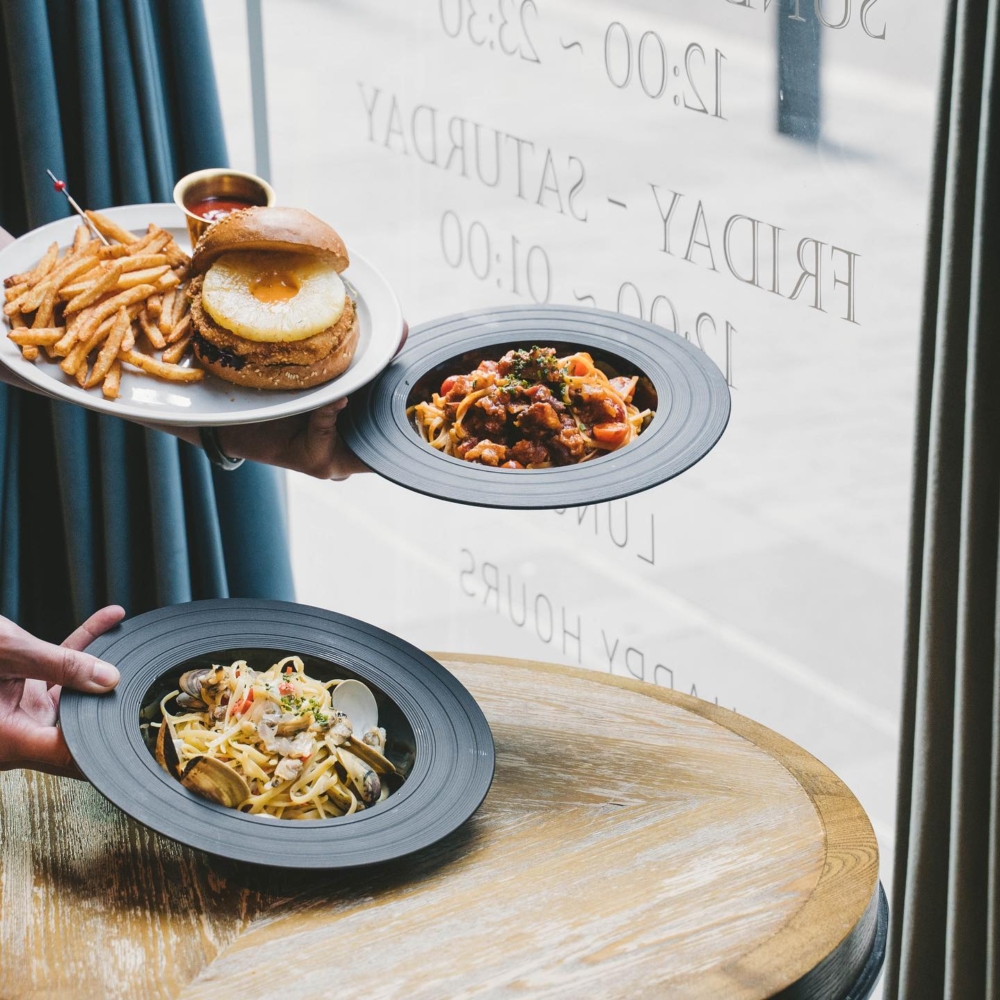 Mercury Recalls提供多國風味美食,推薦燒黑安格斯肉眼扒和特色的白玫瑰茶基底雞尾酒。