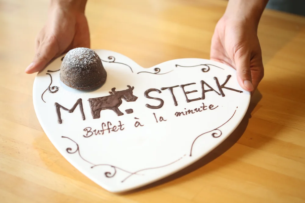 Mr. Steak Buffet à la minute提供獨特的「任寫任畫」甜品碟服務,讓客人可在即焗心太軟上客製化祝福訊息和插畫,為慶生增添儀式感與打卡樂趣。