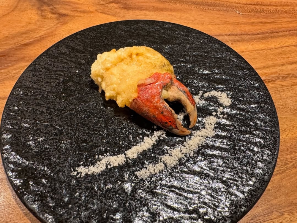 每一件天婦羅的炸衣都薄如蟬翼，入口酥脆而不油膩，完美地將食材的水分和原鮮風味緊緊鎖在其中