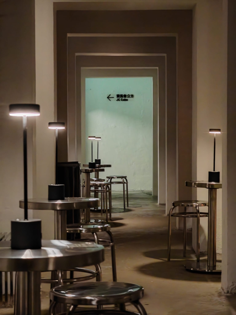 On The Hill Coffee Bar實行「朝啡夕酒」概念,白天享用香濃咖啡,夜晚則搖身一變為雞尾酒酒吧。