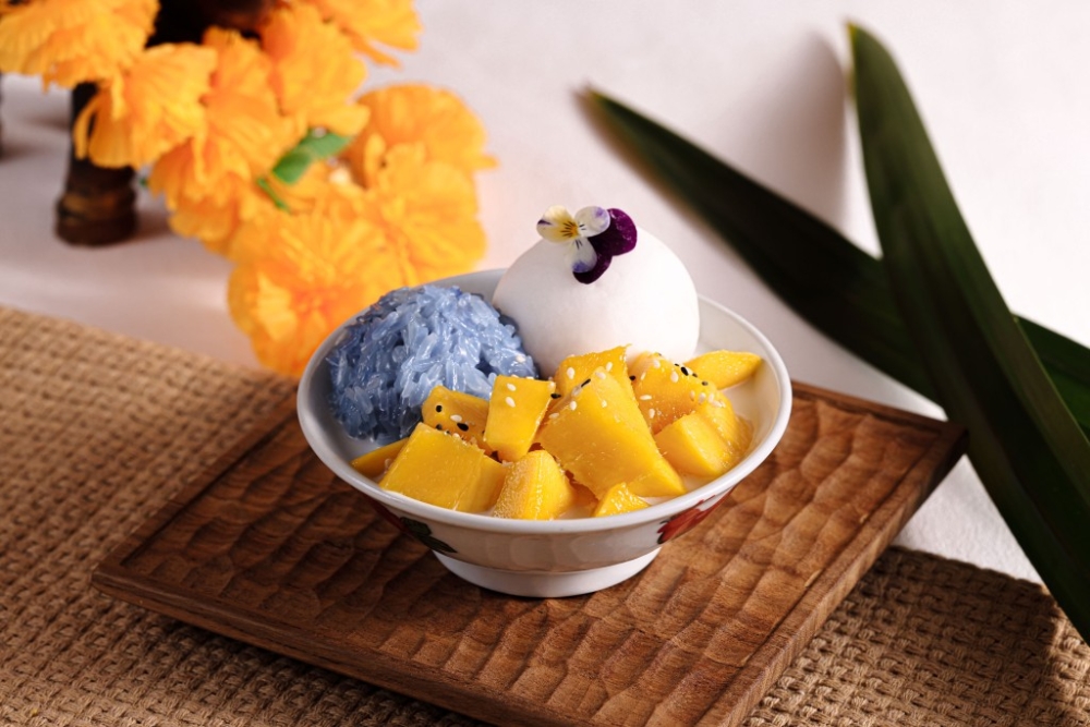 芒果糯米飯-採用椰漿及蝶豆花蒸製的糯米，呈現迷人的紫藍色
