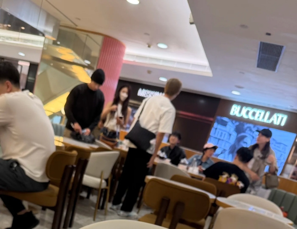 粉絲怕打擾子瑜的私人行程，只敢在遠處靜靜觀望