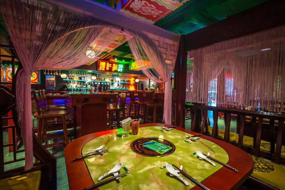 怡紅院火鍋料理是中環人氣極高的古風主題餐廳,融合《紅樓夢》與現代霓虹元素,打造出濃厚東方氛圍的打卡熱點。