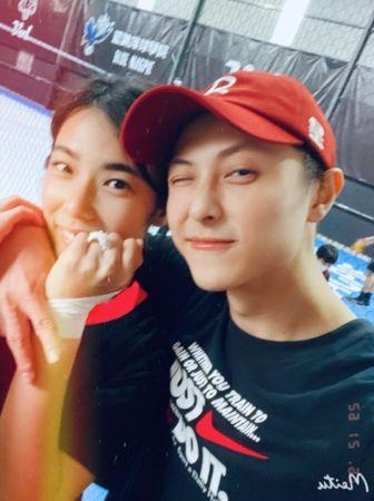 其中3年前粿粿答應范姜彥豐求婚曬出的鑽戒照中,就被網友發現王子當時有模仿兩人拍照方式發文。