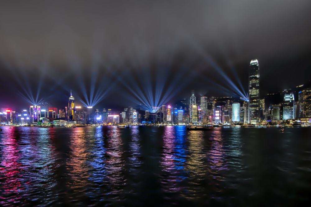 這場壯觀的燈光音樂匯演以維港兩岸的高樓大廈為舞台，透過光影與音樂展現香港獨特的城市魅力。