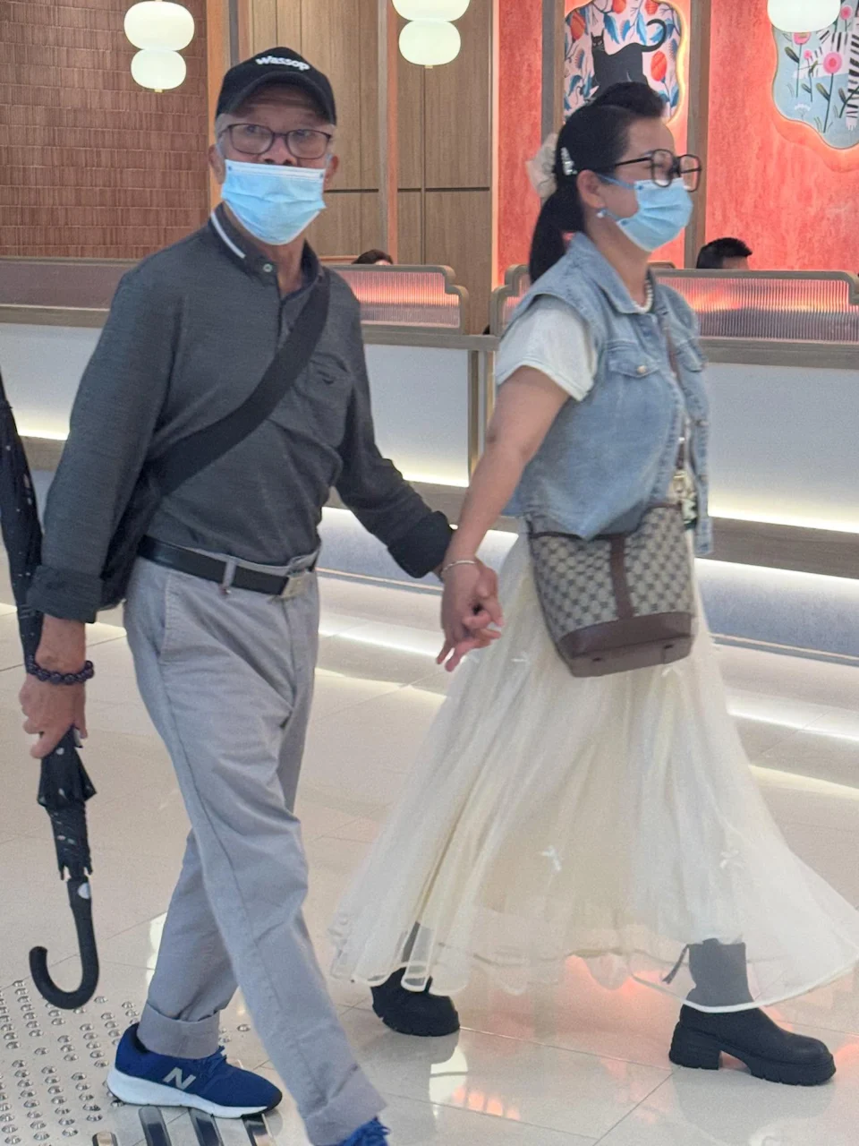 何伯透露何太有6姊妹,她排行第6,但就從未透露過如何申請來港。