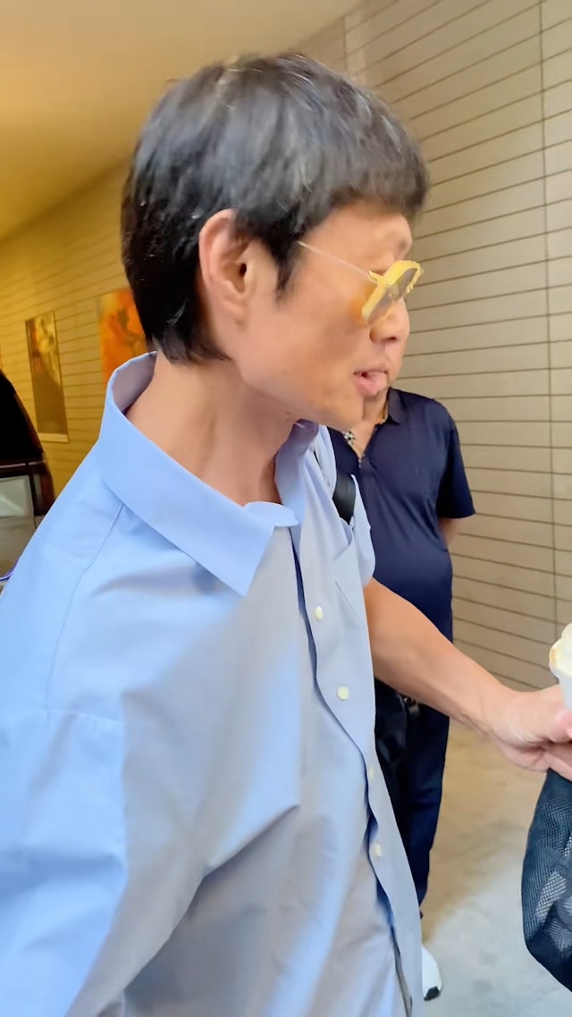 然而上海站期間就有網友上傳互動影片，當日黃德斌雖已戴上墨鏡遮臉，但難掩消瘦面容，兩頰凹陷加上頭頂一絲一絲的白髮顯得蒼老。