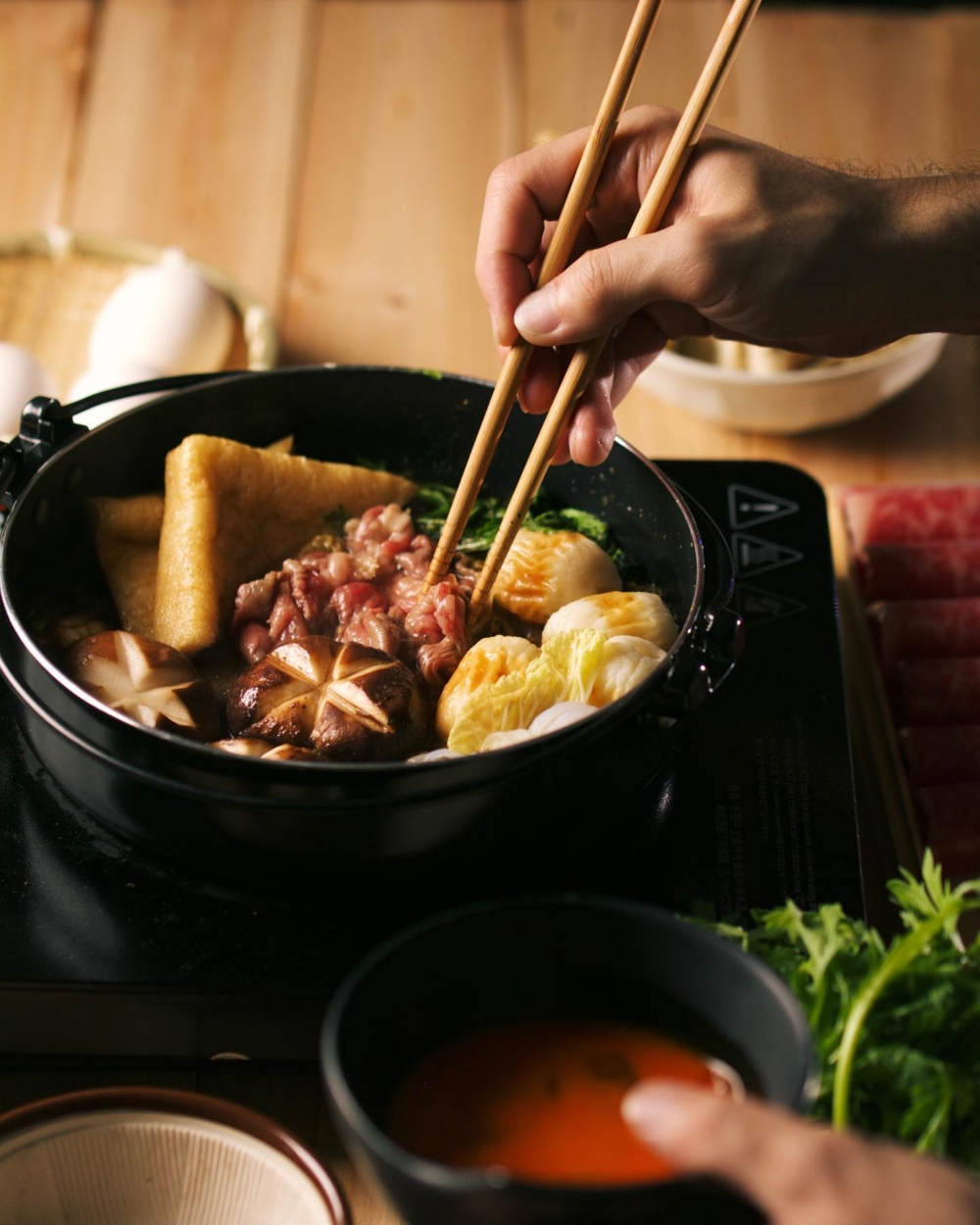 「壽喜燒·肉屋」主打高CP值關東風壽喜燒套餐，最大亮點是直接從日本進口原隻薩摩牛，並輪流供應不同部位，每次都帶來新鮮感。