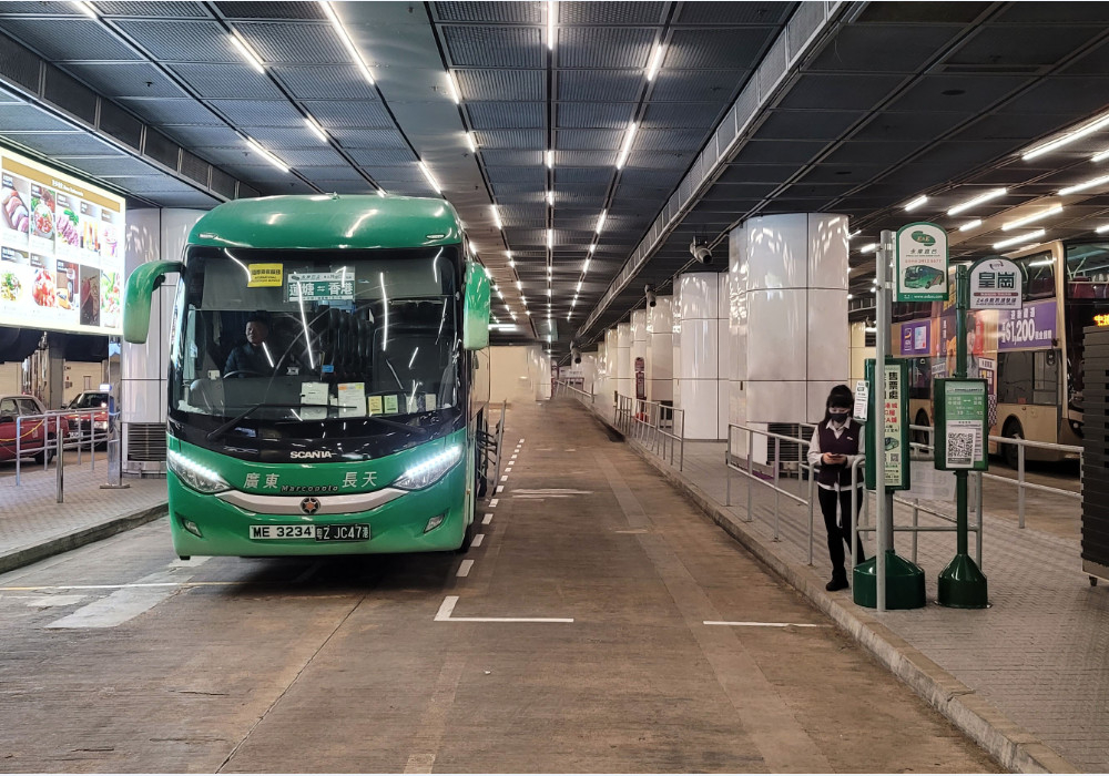 永東巴士蓮塘口岸快線設有多個站點，包括旺角油麻地、尖沙咀中港城、沙田希爾頓中心、觀塘 APM，以及鑽石山荷李活廣場。