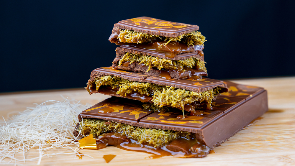 杜拜朱古力是指FIX品牌一系列含有中東甜點元素夾心的朱古力，其中以開心果口味的「Can’t Get Knafeh of It」最為著名，但不限於此口味。