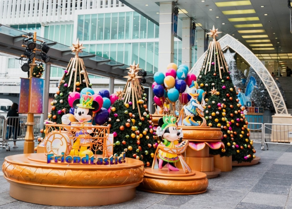 尖沙咀海港城每年都是超人氣聖誕打卡位，今年以「Magical Christmas」聯乘迪士尼主題，海運大廈露天廣場及商場多個位置都會佈置成迪士尼風格聖誕場景。