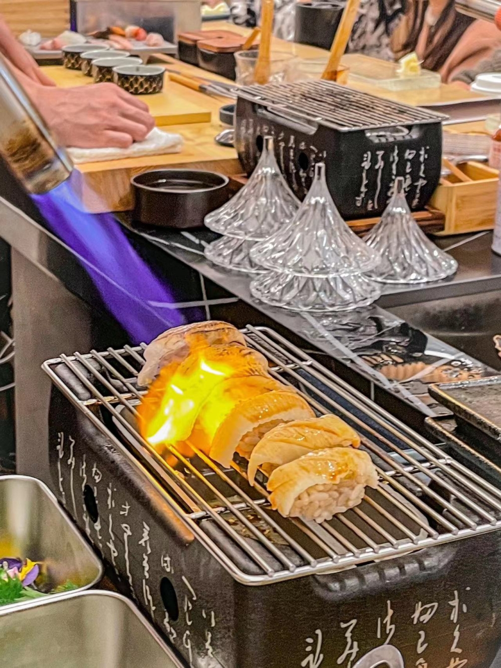 鮨政是香港最受歡迎的「平價 Omakase」代表，主廚講求速度與精準，午市或可在HK$500 以內就可體驗 9–10 件手握壽司。